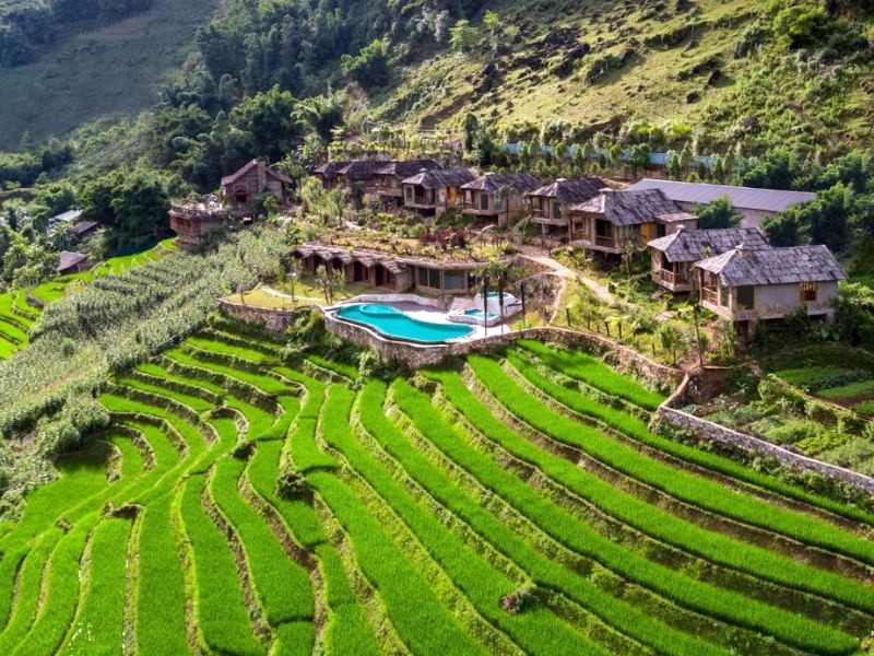 Laxsik Ecolodge tọa lạc lưng tựa núi, hướng về thung lũng Mường Hoa, ôm trọn cảnh đẹp thiên nhiên.