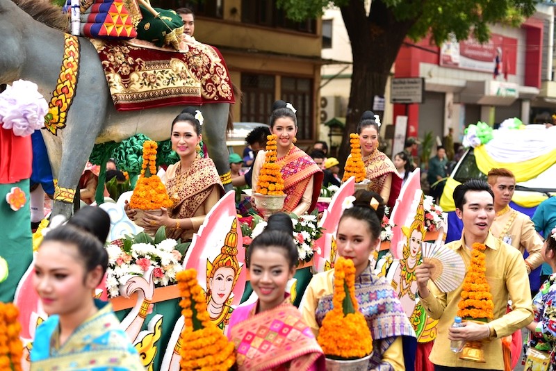 Lễ hội té nước Lào (Bun Pi May) là một lễ hội văn hóa truyền thống lớn, gắn liền với lịch sử của đất nước.