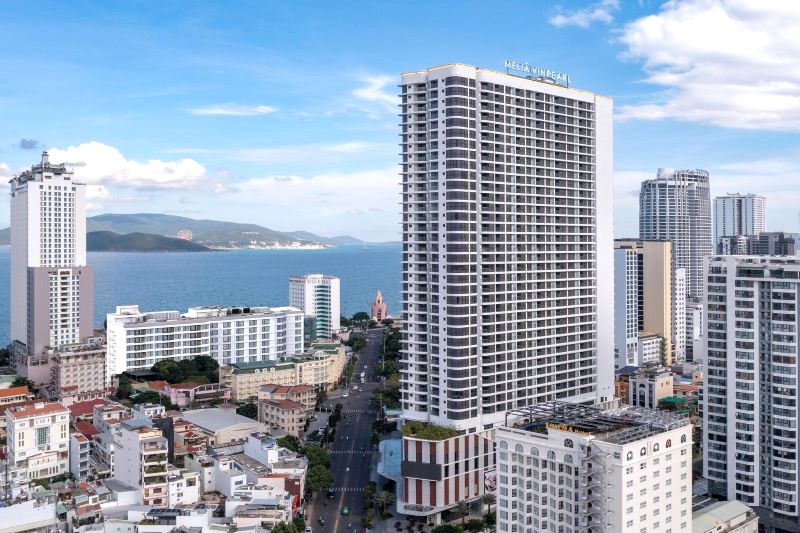 Melia Vinpearl Nha Trang Empire tọa lạc tại vị trí đắc địa trên đường Lê Thánh Tôn, Nha Trang.