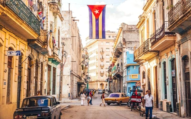 Havana, thủ đô Cuba, là thành phố xinh đẹp bên bờ biển Caribbean.