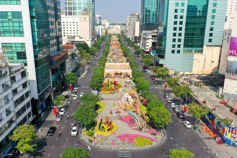 Phố Đi Bộ Nguyễn Huệ: Trung tâm văn hóa sôi động, điểm hẹn sự kiện hấp dẫn tại TP.HCM.