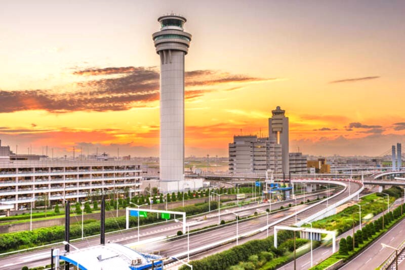 Hoàng hôn nhuộm hồng tháp điều khiển sân bay Haneda (Ảnh: iStock.com/Sean Pavone).