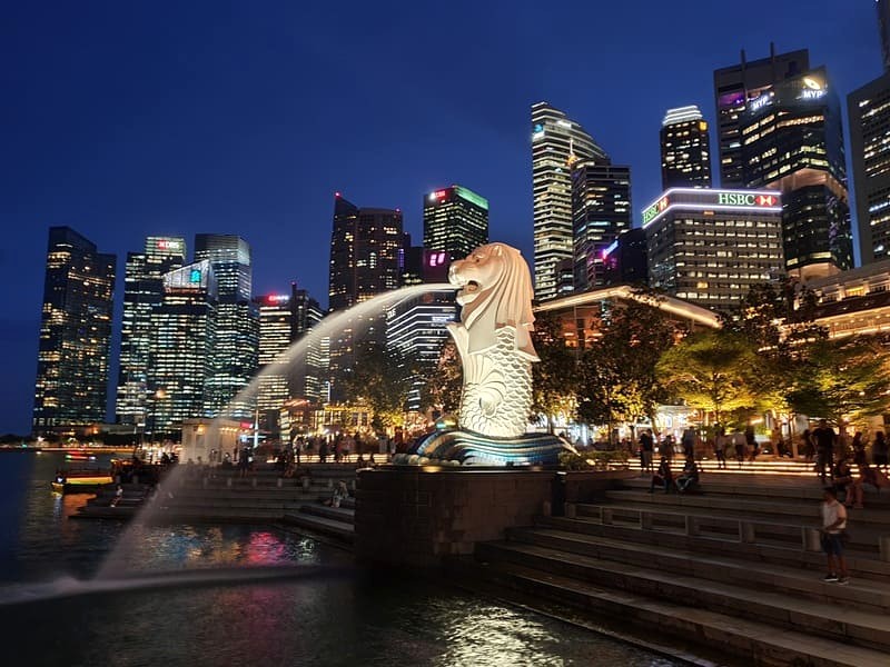 Singapore, nổi tiếng với biểu tượng Merlion, thu hút du khách toàn cầu. (94 ký tự)