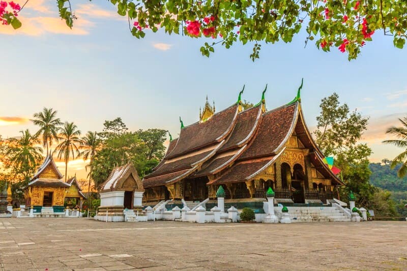 Wat Xieng Thong, ngôi chùa cổ kính, là biểu tượng văn hóa và Phật giáo của Luang Prabang.