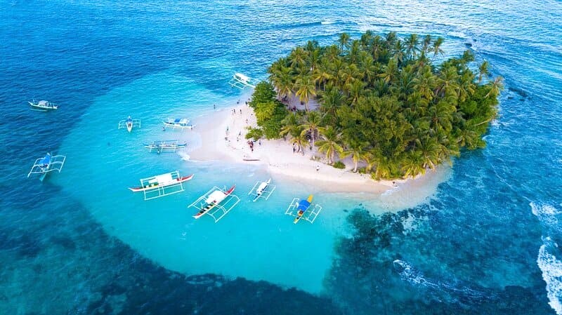 Siargao, hòn đảo hình giọt nước, tọa lạc ở bờ biển Đông Bắc của Mindanao, Philippines.