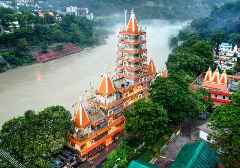 Rishikesh, ẩn mình giữa những dãy núi hùng vĩ của Uttarakhand, mang vẻ đẹp ngoạn mục. (99 ký tự)