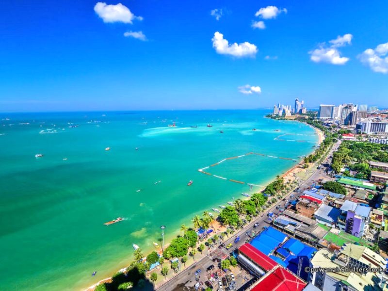 Bãi biển Jomtien thơ mộng, nước xanh trong veo nhìn từ trên cao. (Ảnh: Thaiger)