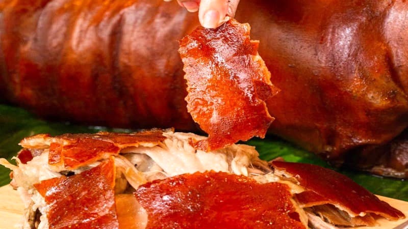 Lechon, món ngon đặc trưng của Philippines, thu hút du khách.