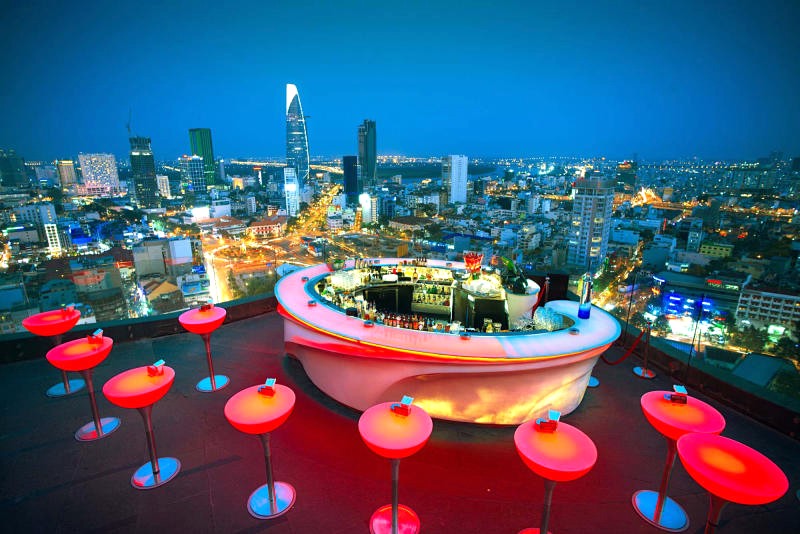 Chill Skybar, tọa lạc trên tầng 26 của tòa nhà AB Tower, là Skybar cao nhất Sài Gòn.