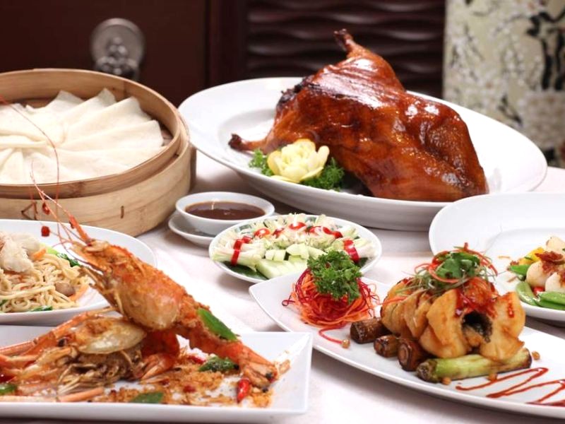 Ngoài dimsum, bạn còn thưởng thức vịt quay Bắc Kinh và hải sản.