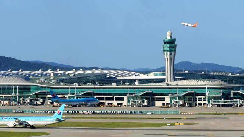 Sân bay Incheon, với hai đường băng, khu phức hợp nhà ga hành khách hiện đại và cơ sở hạ tầng tiên tiến, đã trở thành một trong những trung tâm vận chuyển hàng hóa hàng đầu thế giới.