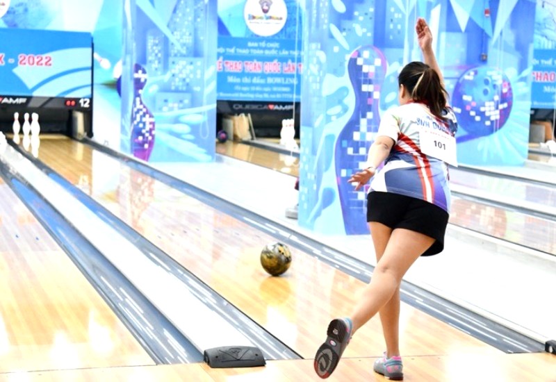 Vận động viên bowling chuyên nghiệp trong tư thế chuẩn.