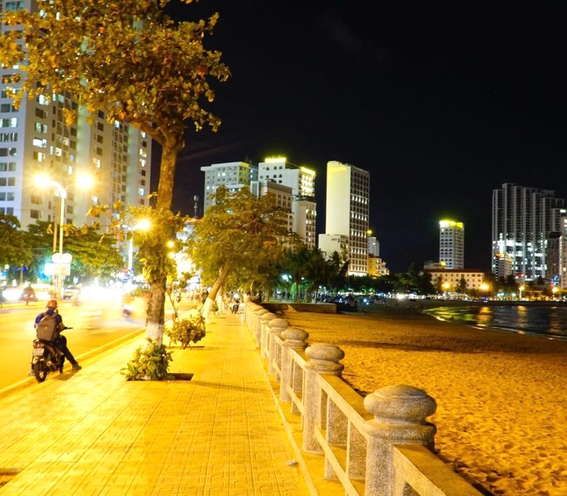 Nha Trang về đêm lung linh. (42 kí tự)