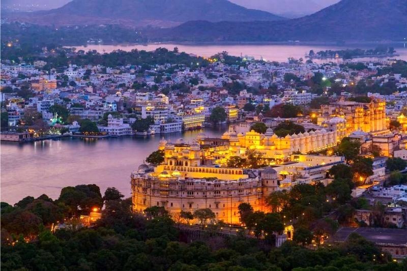 Udaipur, được mệnh danh là thành phố trắng, nổi bật với kiến trúc cổ điển trắng tinh khôi. (Ảnh: re-thinkingthefuture)