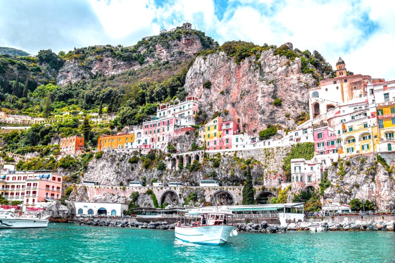 Bờ biển Amalfi (50km) nổi tiếng với địa hình độc đáo: vách đá dựng đứng.