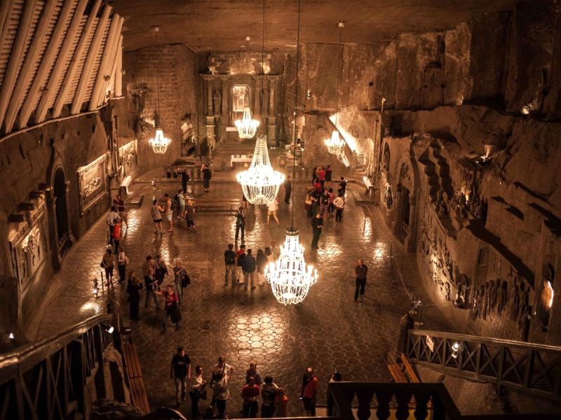 Mỏ muối Wieliczka cổ kính, hơn 700 năm tuổi. (54 ký tự)