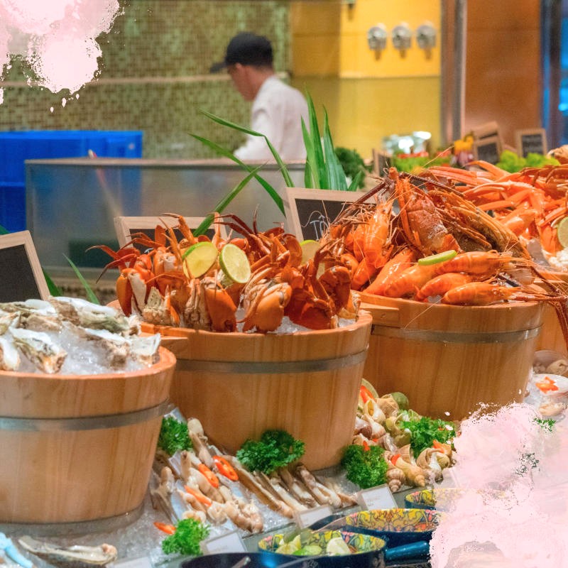 Nhà hàng thu hút thực khách bởi ẩm thực quốc tế đa dạng và buffet hải sản tươi sống.