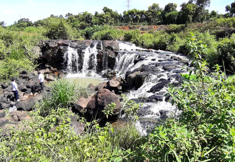 Hồ Thác Bà: hoang sơ, hùng vĩ, nước trong xanh.