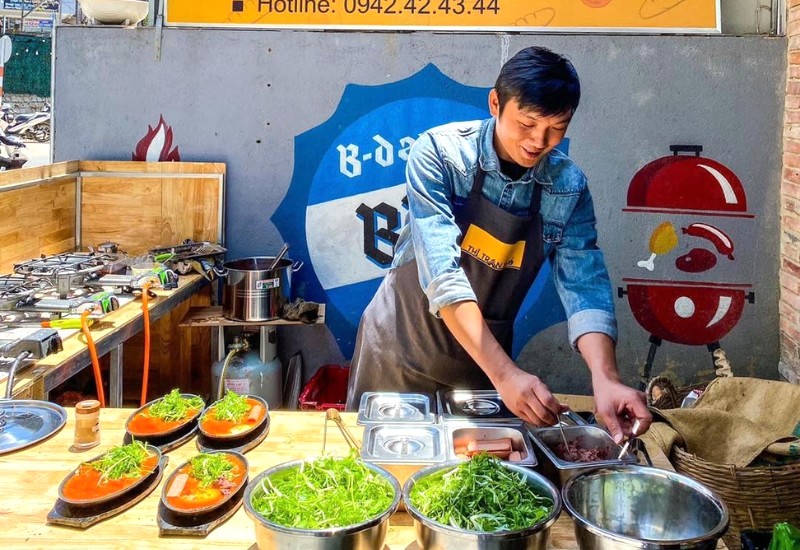 Bếp trưởng quán đang tự tay làm bánh mì chảo.