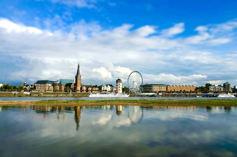 Düsseldorf, bên dòng sông Rhine. (Ảnh: Deniz Fuchidzhiev)