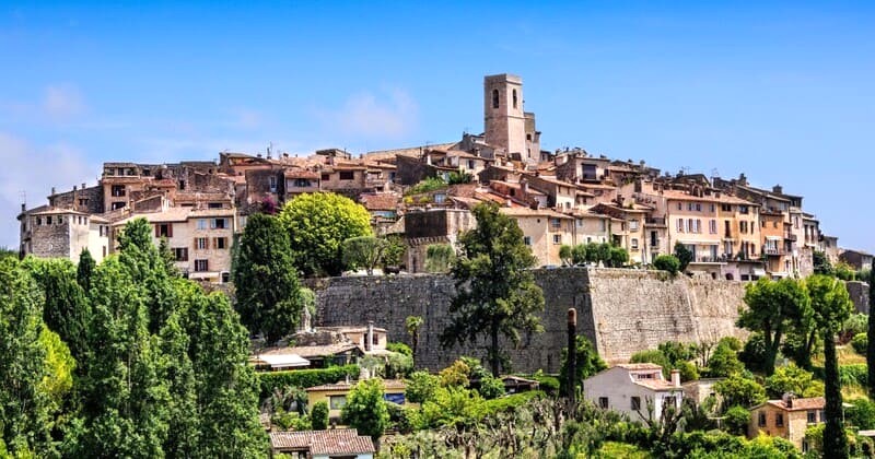 Saint-Paul-de-Vence, ngôi làng xinh đẹp trên đỉnh đồi, tọa lạc phía Tây Nice.