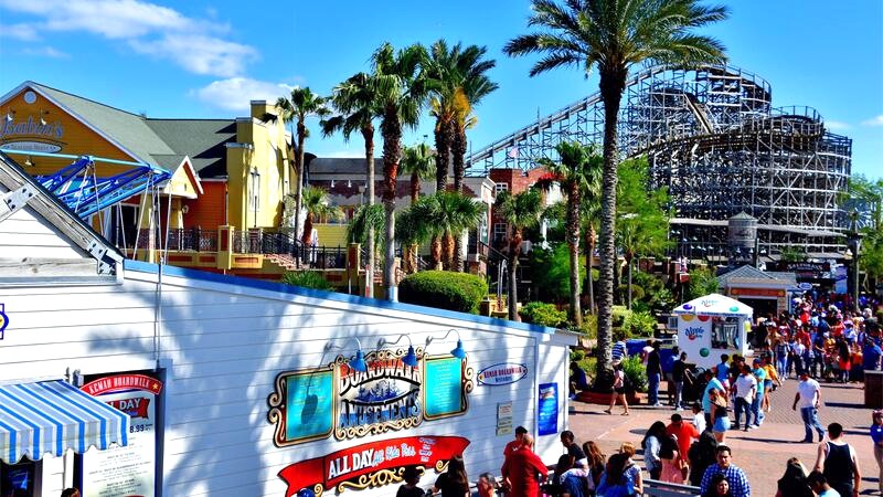 Kemah Boardwalk là thiên đường giải trí với nhà hàng ngon, trò chơi sôi động, cửa hàng độc đáo và các sự kiện náo nhiệt bên bờ biển.