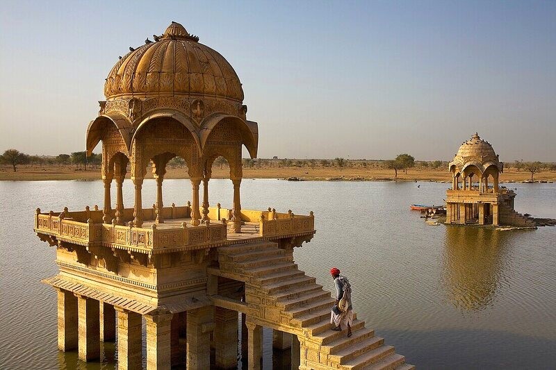 Đền thờ tại Gadi Sagar, hồ nước cổ từng cung cấp nước cho thành phố. (Ảnh: ©Look/age fotostock)