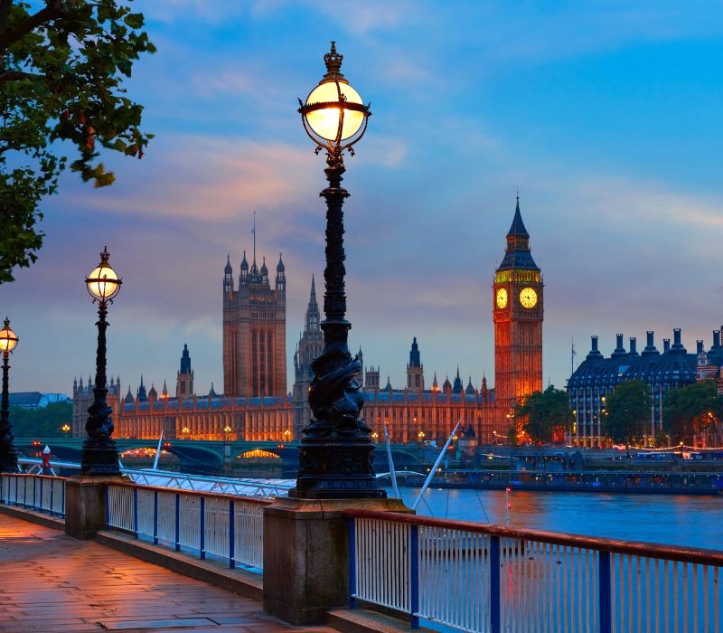 Londo cổ kính bên sông Thames. (Ảnh: Lunamarina)