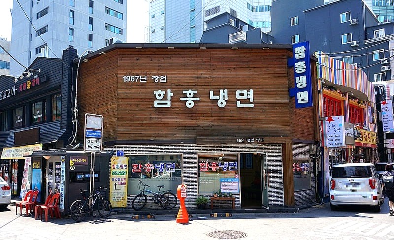 Mì lạnh Hamheung Naengmyeon ở Yeongdeungpo, Seoul, nổi tiếng thu hút nhiều du khách.