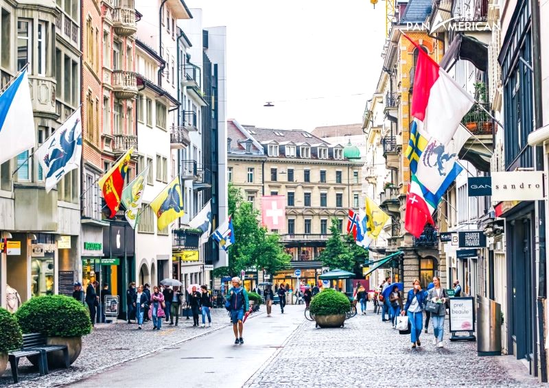 Bahnhofstrasse, thiên đường mua sắm với những cửa hàng hàng hiệu danh tiếng.