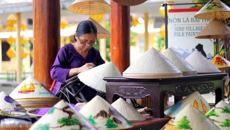 Làng nón Tây Hồ Phú Vang nổi tiếng với nón lá Huế, món quà lưu niệm yêu thích của du khách.