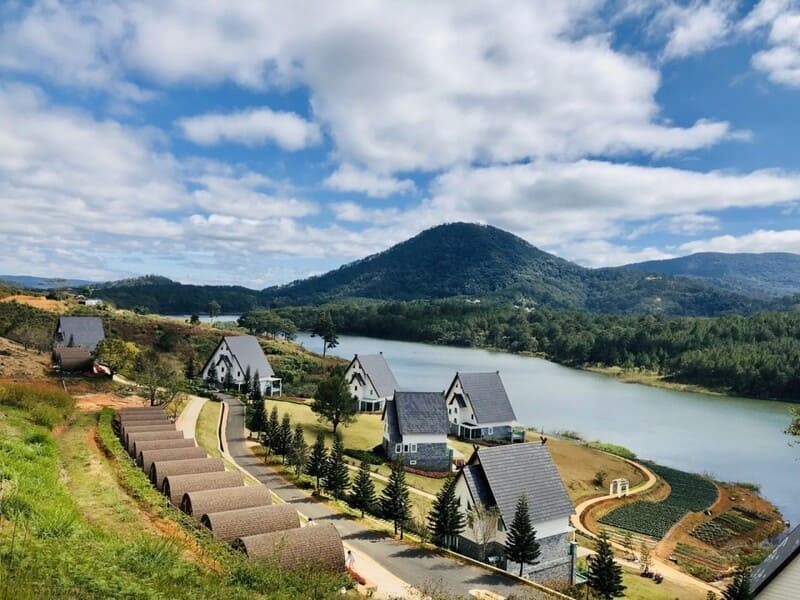 Dalat Wonder Resort nổi tiếng với bungalow thanh bình bên hồ trong vắt.