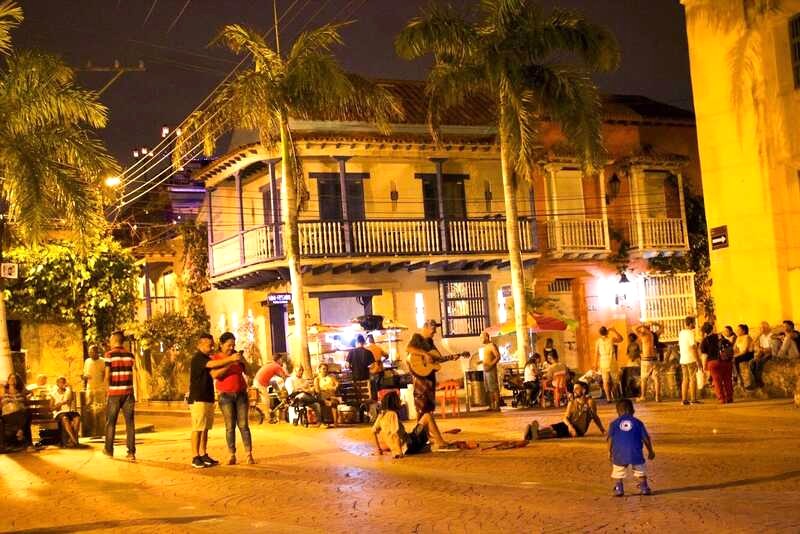 Plaza de la Trinidad rực rỡ với nghệ thuật đường phố và những màn trình diễn đêm, tạo nên bầu không khí sống động.