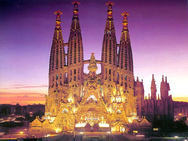 Sagrada Família, biểu tượng Barcelona, kết hợp tinh hoa Gothic và Art Nouveau.