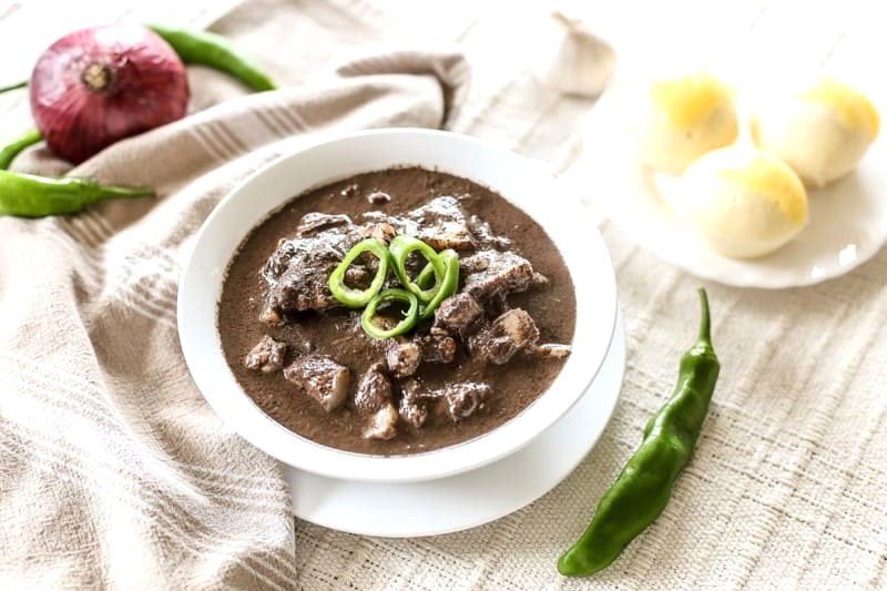 Dinuguan: Món ăn từ nội tạng lechon.