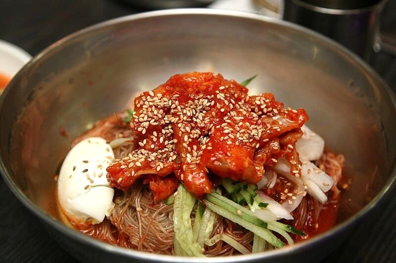 Mì lạnh Cheongsong Hamheung Naengmyeon ở Yeonhui-dong nổi tiếng với vị thanh mát, nêm nếm truyền thống đặc trưng.