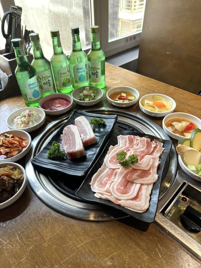 Nướng ngay tại bàn với nguyên liệu tươi ngon! (Ảnh: FB Korean Grill - Buzza BBQ)