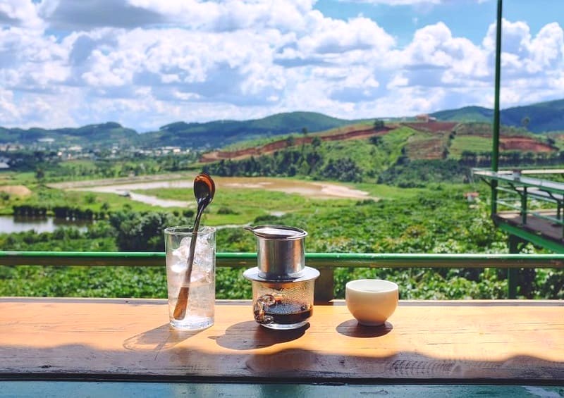 Đồn Điền Café Mê Linh thu hút giới trẻ với đồ uống ngon trứ danh vùng cao nguyên.