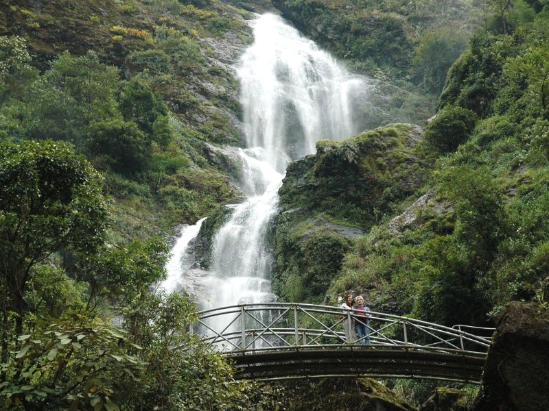 Thác Bạc hùng vĩ, cách Sapa 13km.