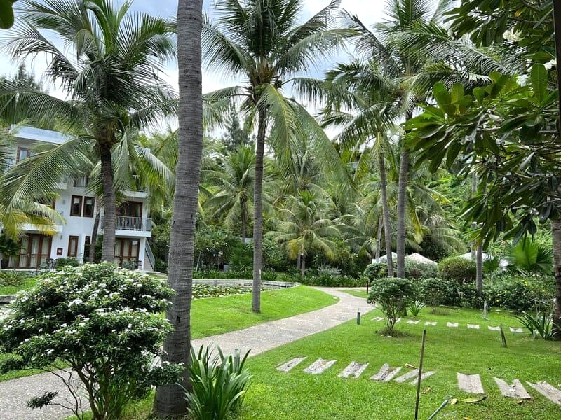 Casa Marina Resort nổi bật với không gian thiên nhiên xanh mát.