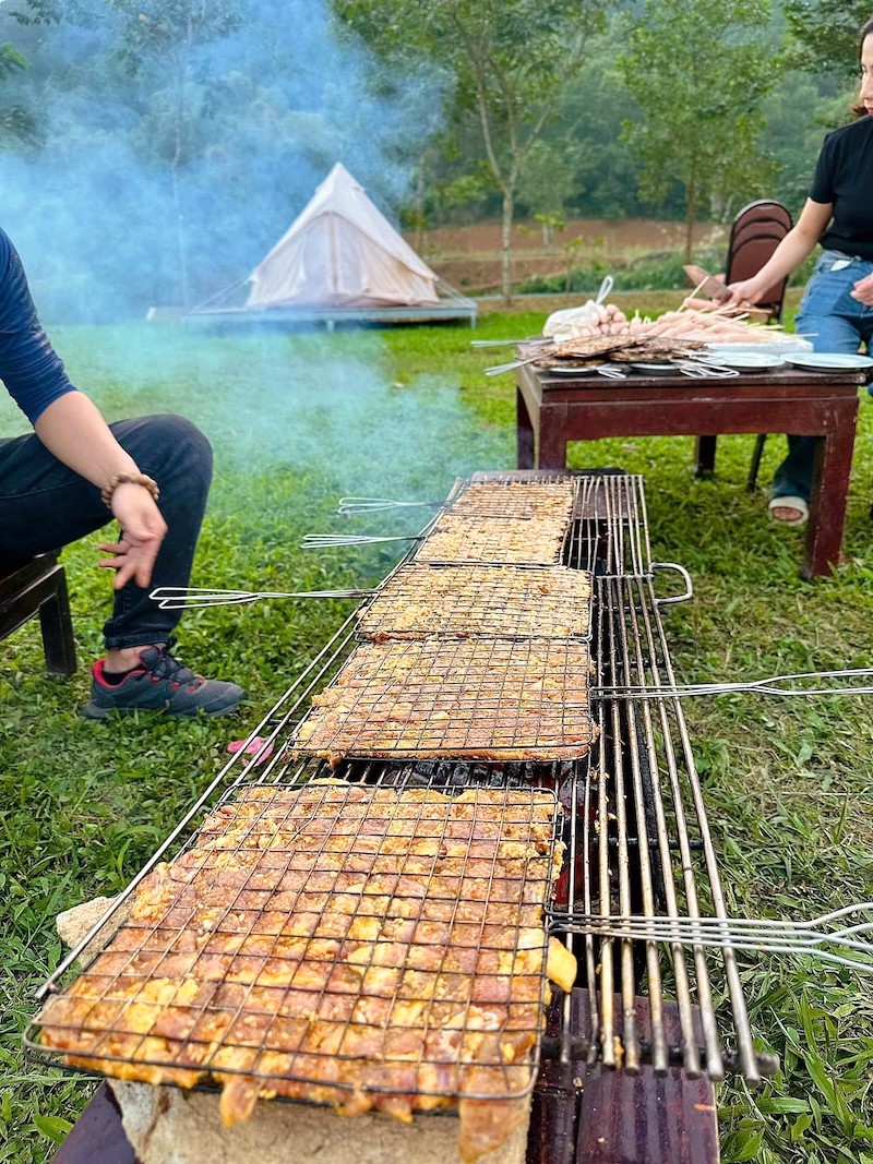 Thưởng thức thịt nướng nhà hàng hoặc tự do nướng tại bãi cỏ, tận hưởng cắm trại, vui chơi trọn vẹn!