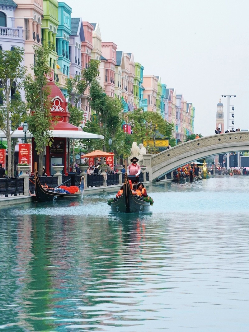 Yêu thích gondola Venice? Mega Grand World mang đến trải nghiệm tương tự, đưa bạn xuôi dòng kênh thơ mộng.