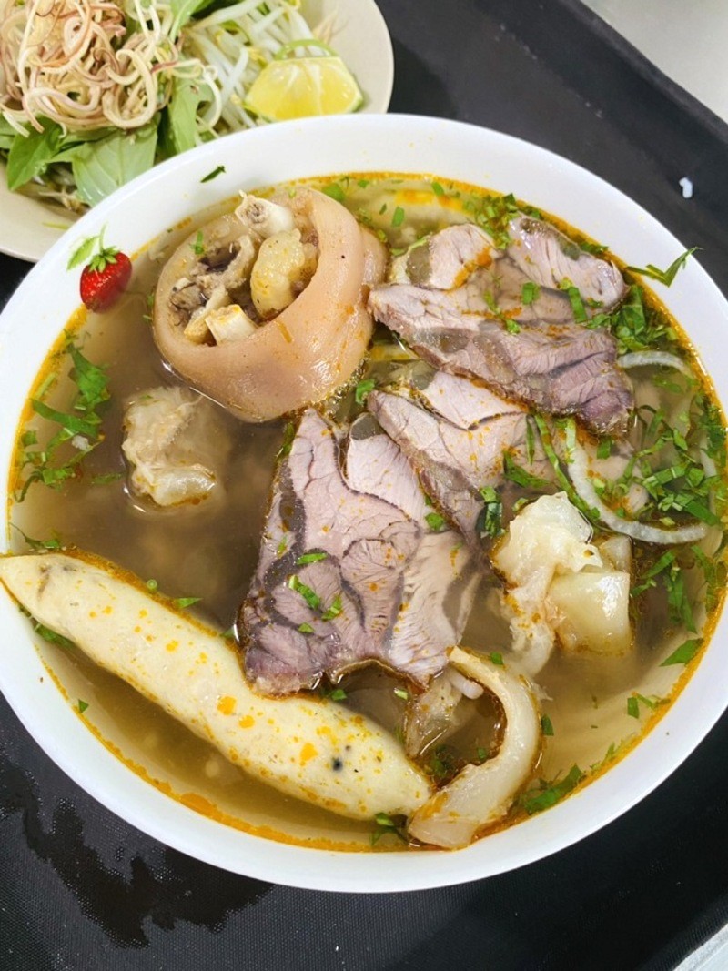 Bún bò đầy đặn, nước dùng đậm đà: bò chả, nạm, giò, tái nạm.