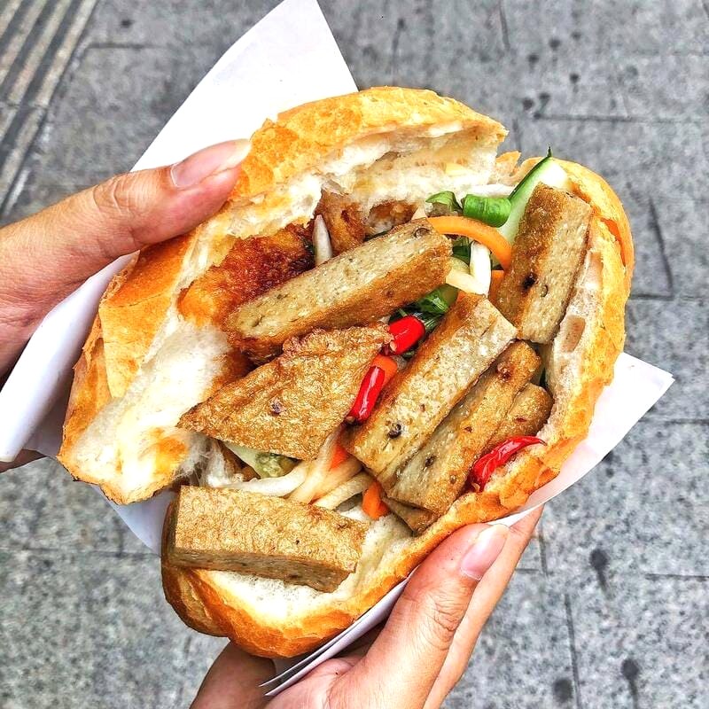 Bánh mì: món ăn sáng Việt Nam.