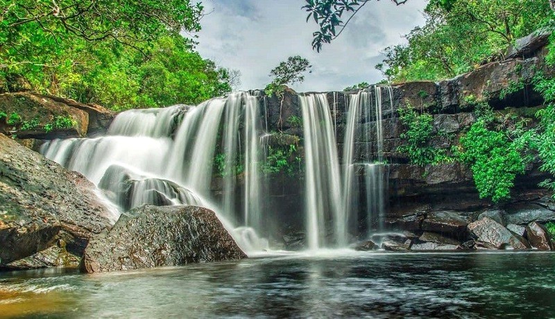 Suối Tranh: Tắm suối, hòa mình vào thiên nhiên trong lành.