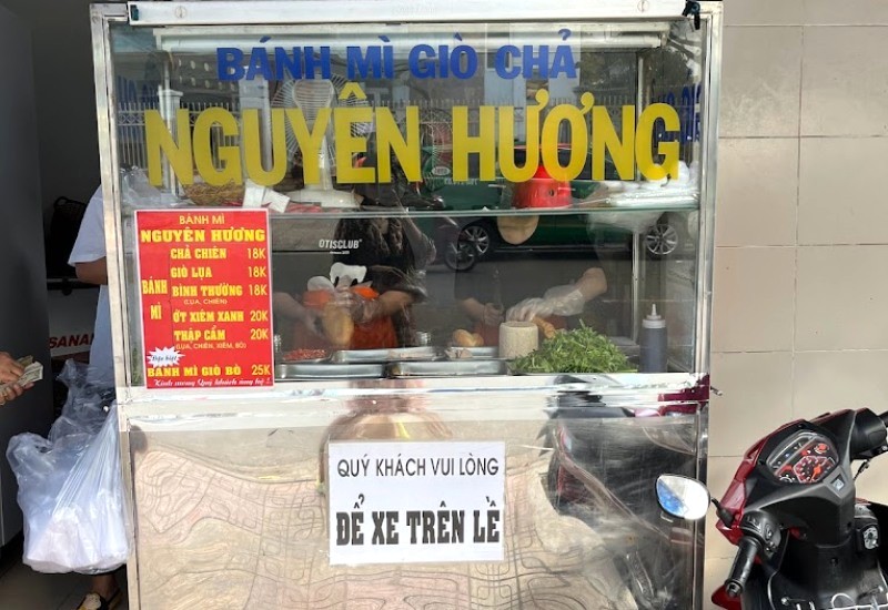 Chả nóng hổi bán sớm.