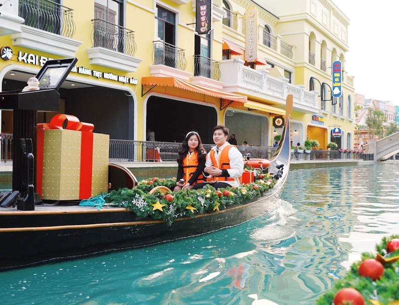 Ngồi thuyền Gondola, bạn sẽ lạc vào khung cảnh thơ mộng của những cửa hàng đa sắc màu dọc kênh đào.