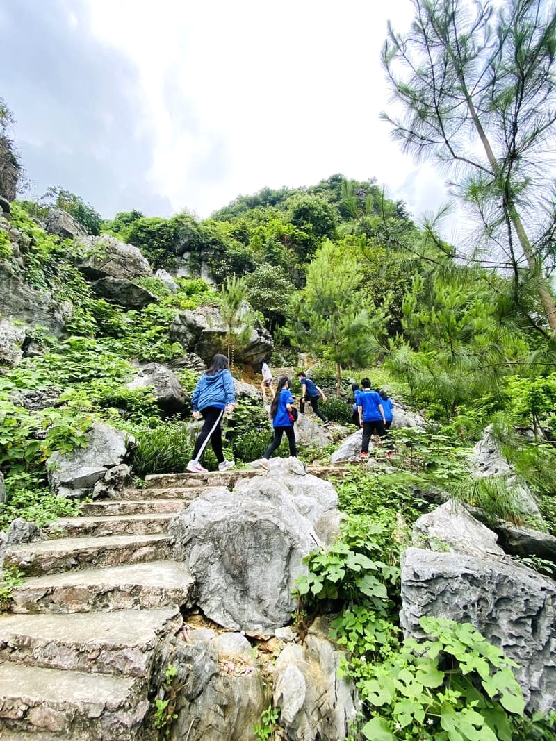 Thách thức bản thân chinh phục núi cao, ngắm trọn Sỏi Resort in Farm từ trên đỉnh.