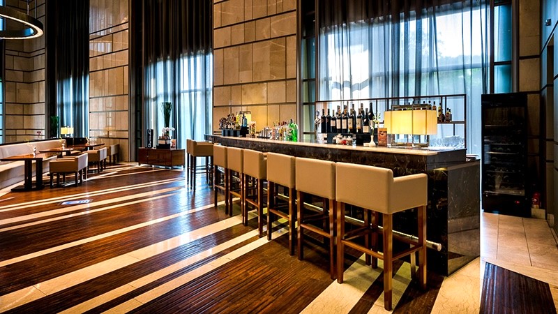 Nikko Club Lounge, tọa lạc trên tầng cao nhất của Khách sạn Nikko, mang đến không gian sang trọng, thanh lịch.