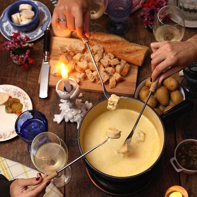 Raclette: Phô mai nóng chảy, ăn kèm khoai tây, dưa chuột muối, hành ngâm.